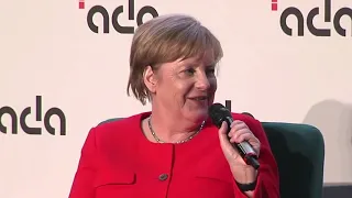 Merkel redet mit Roboter