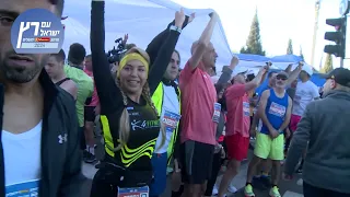 עם דגל ישראל ענק: מרתון ירושלים 2024 יצא לדרך