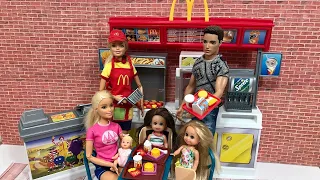 Barbie Family go to McDonald’s!! Haley Ally Lily!