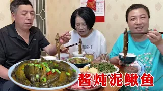 55买2斤泥鳅鱼，用东北大酱炖着吃，又粗又大肉贼厚，吃着真过瘾