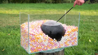 Experiment: Giant Coca Cola Balloon VS Mentos