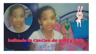 bailando la cancion Tiktok de gaby y gilda