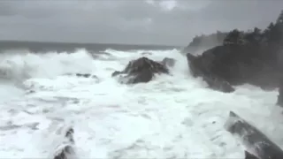 Huge waves slam Oregon coast at Shore Acres