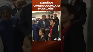 Erdoğan oy kullanmak için gittiği okulda çocuklara para dağıttı