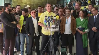 Cantores sertanejos pedem votos para Bolsonaro no 2º turno | AFP