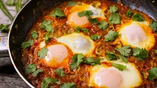 SHAKSHUKA RECIPE | EGGS POACHED IN SPICY TOMATO SAUCE | EGGS IN TOMATO SAUCE RECIPE