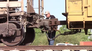 Así es el Trabajo de Un Garrotero: Acople de Vagones de Tren