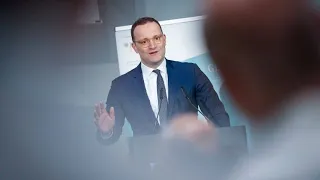 Erwartbarer Andrang: Spahn für Wiedereröffnung von Impfzentren