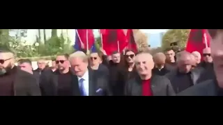 VIDEO/ Ky është momenti kur Berisha goditet me grusht! Kreu i PD bie në tokë, ngrihet i gjakosur