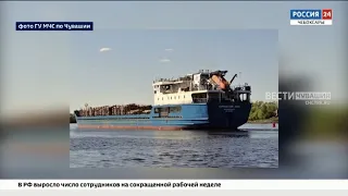 В Чувашии сбившуюся с курса баржу снимали с мели 2 буксира