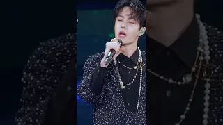 Wang Yibo singing"Xi Wei" | His sweet voice, his exquisite look all *chef's kiss*