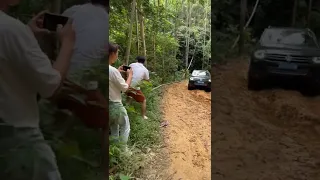 Das auto toureg off road in rain forest