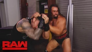 Rusev attackiert backstage Roman Reigns: Raw, 15. August 2016