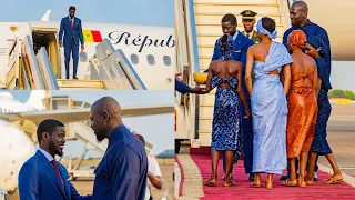 l'arrivée du président Bassirou Diomaye à Conakry, accueilli  par président  Mamadi Doumbouya