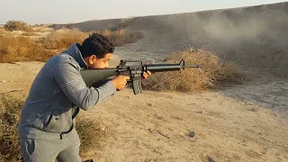 شاب عراقي يحسن استخدام ال M16