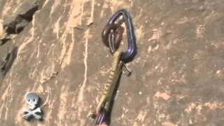 Risk of disconnecting the carabiner of a quickdraw from the ring of a bolt