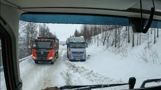 Конец апреля, а мы выбираемся из снежного плена.Нагорный Якутия.VOLVO FH 540