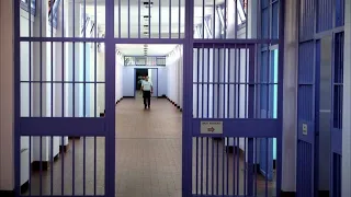 REGGIO CALABRIA:  PESTAGGIO DETENUTO DOMICILIARI, PER 6 AGENTI DELLA POLIZIA PENITENZIARIA