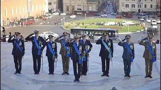 L'omaggio del Ministro Crosetto al Milite ignoto, si inginocchia all'Altare della Patria