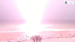Rayo cae en playa; captan espectacular video