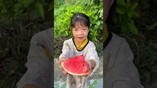 Watermelon prank🍉 with cute kid 😱😭👧🏻🤣 ✅❤️🚀🍭👩🏻 #funny video #funny #lollipop candy #love #food #cute