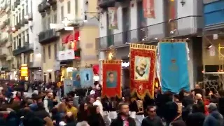Processioni si incrociano a Via Toledo