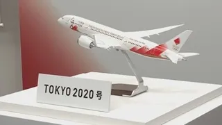 Tokio 2020 presenta un avión de diseño para traslado de la antorcha olímpica