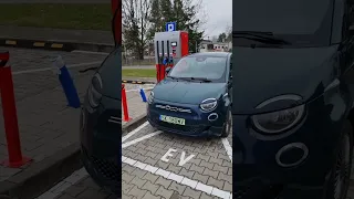 Fiat500e z 85kW przy ładowaniu DC umożliwia dalsze podróże mimo stosunkowo małej pojemności baterii.