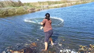 Esta CHICA Tira la ATARRAYA  al agua y mira la Gran Sorpresa que se LLEVÓ en un Solo Tiro