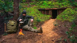 How to Build warm and cozy survival shelter in sand | Easily find food on the beach