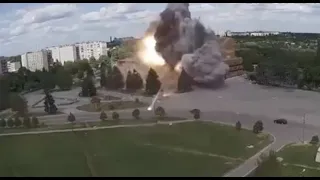 Rusia vijon sulmet raketore/ Bombarduesi strategjik shkatërron qendrën artistike në Ukrainë