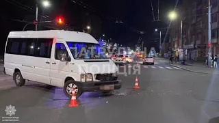 У Житомирі на перехресті Київської та Східної зіткнулися мікроавтобус та автівка