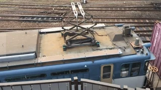 隅田川貨物駅の構内を走る列車3：EF65形電気機関車とコンテナ貨物列車の屋根のあたりの迫力