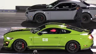 Hellcat vs Shelby GT500 - muscle cars drag racing