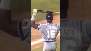 Bo Jackson breaks bat over his head like a toothpick