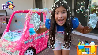 Maria Clara e JP lavam o carro de brinquedos | Pretend Play Barbie Car Wash