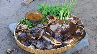 Primitive Technology: How to Find Crabs and Cooking Crabs Using Mud Eating Delicious