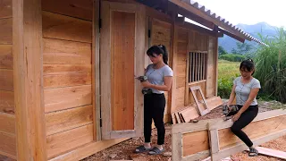 A single mother completes the main door of her beautiful two-room wooden house | Em Tên Toan
