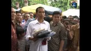 23 Nov 2012 Gub Bpk. Jokowi Sholat Jum'at di masjid  Sunda Kelapa dan bertemu warga