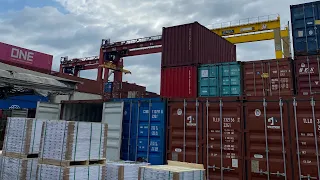 Kumpulan kontainer di peti kemas