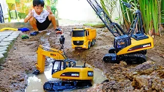 포크레인 구출하기 예준이의 중장비 장난감 크레인 덤프트럭 자동차 장난감 놀이 Excavator Rescue Video for Kids Toy Play