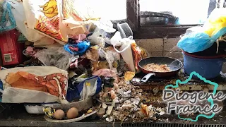 Un rangement peu ordinaire dans un logement insalubre.