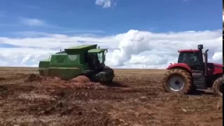 Как тащили трактористы комбайн из грязи