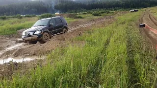 Mercedes Benz W163 OffRoad ML 320 4x4 in mud