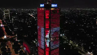 La Torre BBVA México se ilumina