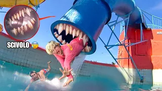 QUALCUNO CI HA TIRATI GIÙ DALLO SCIVOLO ALL’ACQUAPARK…😱 *scappiamo*