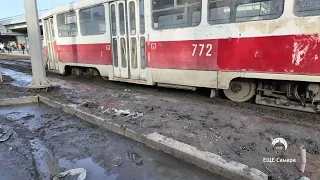 Застрял в грязи —в Самаре трамвай сошел с рельс на Ново-Садовой/Советской Армии.