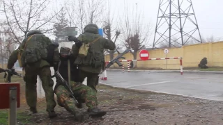 Военнослужащие 201 военной базы освободили захваченное здание