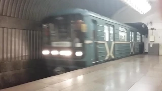 Номерной прибывает на станцию метро Шаболовская