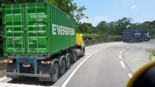 descendo a serra e indo para o Guarujá  perto da hora do jogo do Brasil  estrada vazias